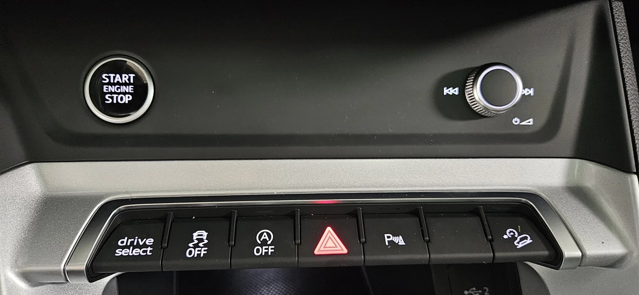 2023 Audi Q3 45 TFSI quattro LOADED ROOF Image principale