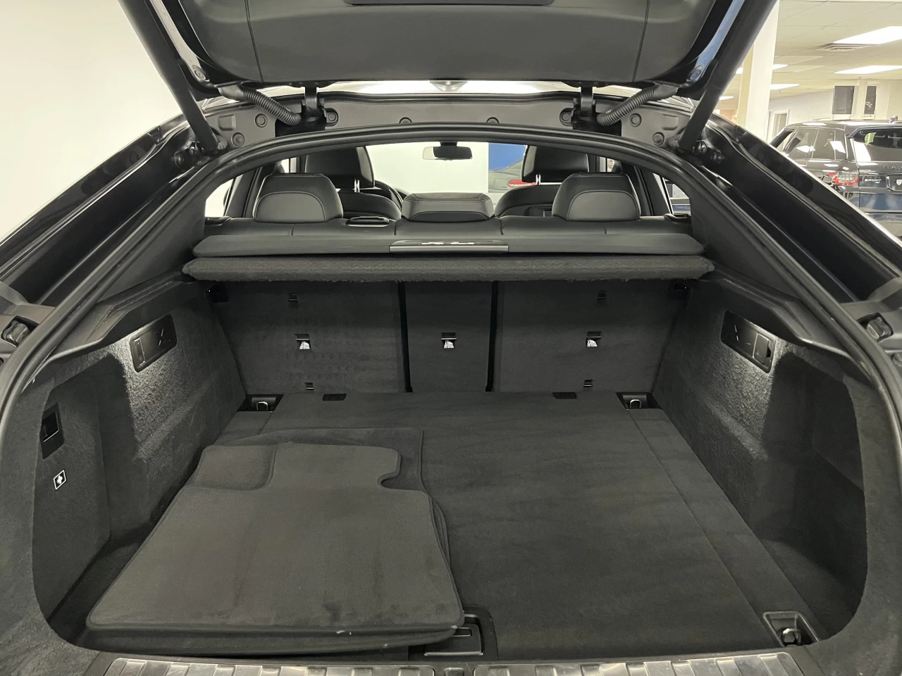 2023 BMW X6 MSPORT-FROZEN BLACK METALLIC-SKY LOUNGE Image principale