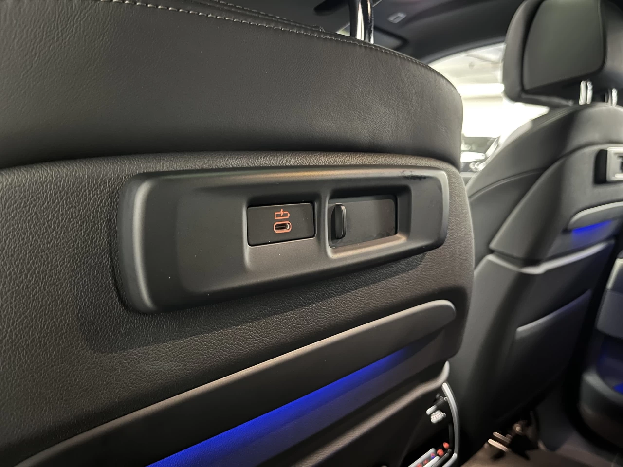 2023 BMW X6 MSPORT-FROZEN BLACK METALLIC-SKY LOUNGE Image principale