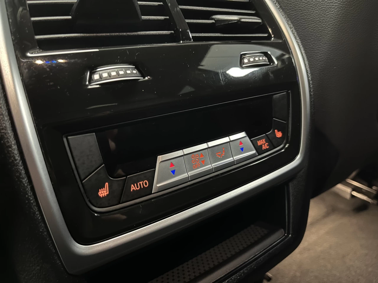 2023 BMW X6 MSPORT-FROZEN BLACK METALLIC-SKY LOUNGE Image principale