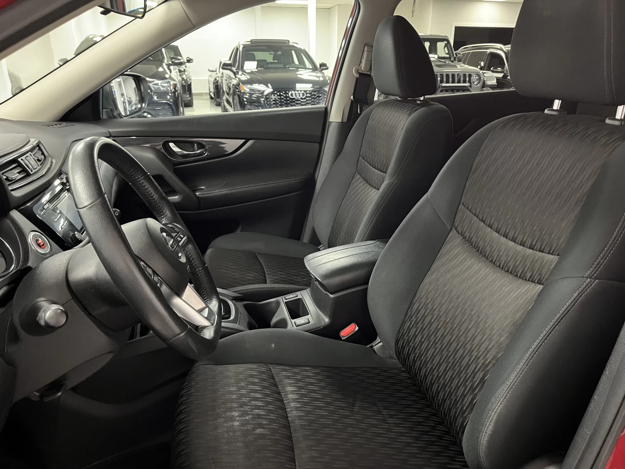 2017 Nissan Rogue AWD 4dr SV Image principale