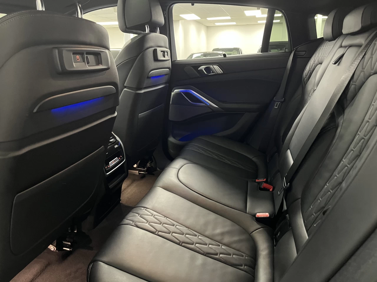 2023 BMW X6 MSPORT-FROZEN BLACK METALLIC-SKY LOUNGE Image principale